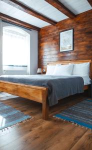 弗格拉什CASA HINTZ Transilvania的木墙客房的一张床位
