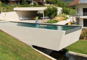 卡尔达罗Millenniumshof的一座房子后院的游泳池