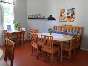 尤城Villa Eira vandrarhem的一间带桌椅的用餐室
