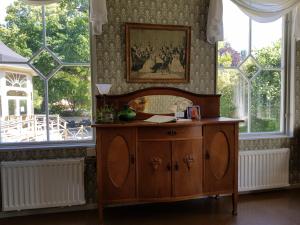 尤城Villa Eira vandrarhem的窗户前设有木制橱柜的房间