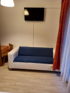 巴德伊舍Gasthof zum Pfandl的客厅配有带蓝色靠垫的沙发