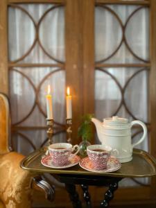 Floda纳斯劳特乡村民宿的盘子,桌上放着两个茶杯和蜡烛