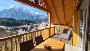 陶普利茨die Tauplitz Lodges - Mountain view Lodge A11 by AA Holiday Homes的一个带桌椅的山景阳台。