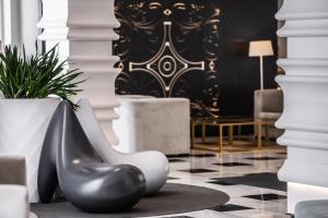 塞维利亚蒙泰特里亚纳酒店的黑白的大堂,有一双高跟鞋