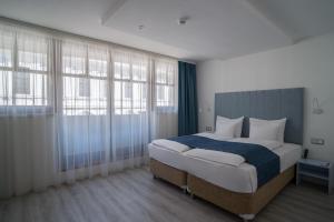 索普隆Hotel Civitas的一间卧室设有一张大床和窗户。