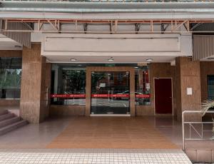 汝来N9 Business Hotel Sdn Bhd的带有旋转门的建筑物入口