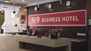汝来N9 Business Hotel Sdn Bhd的柜台上方的诺克斯商务酒店标志