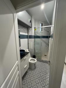 圣芒代Un appartement authentique à deux pas de Paris .的一间带卫生间和玻璃淋浴间的浴室