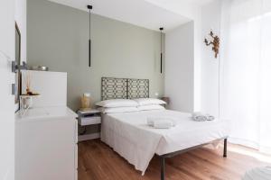 米兰LUVI - Pasubio的白色卧室配有床和桌子