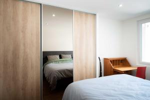 安锡55 m²/ Chez LÔrette/ 250m LAKE/ PRIVATE PARKING的一间卧室设有一张床和一个滑动玻璃门