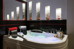 克拉科夫科莫罗夫斯基豪华客房酒店的浴室设有白色水槽和镜子
