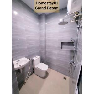 名古屋Homestay 81 Grand Batam的浴室配有白色卫生间和盥洗盆。