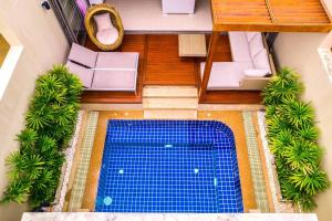 普吉镇The residence resort Villa 1bdr Private Pool的享有别墅内游泳池的顶部景致