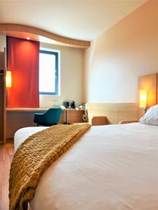 里波列特宜必思里波列特酒店的酒店客房设有两张床和红色窗帘
