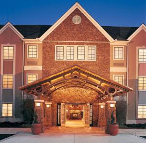 圣安东尼奥Sonesta ES Suites San Antonio Northwest Medical Center的一座带拱门的大型砖砌建筑
