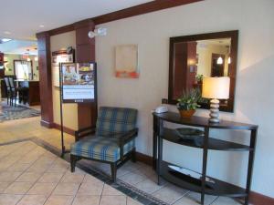 圣安东尼奥Sonesta ES Suites San Antonio Northwest Medical Center的一间设有椅子和桌子的等候室