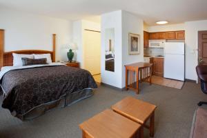 圣安东尼奥Sonesta ES Suites San Antonio Northwest Medical Center的酒店客房带一张床和一个厨房
