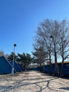斯文托伊Energetikas • nameliai prie jūros的拥有树木和蓝色圆顶帐篷的停车场