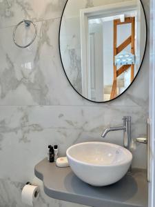 图罗斯Paradisia Villas的浴室设有白色水槽和镜子