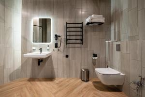 克莱佩达Da Home Urban Hotel self check-in的一间带水槽、卫生间和镜子的浴室