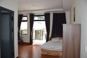大叻CSLT HÀ THANH TÙNG的一间卧室设有一张床和一个窗口