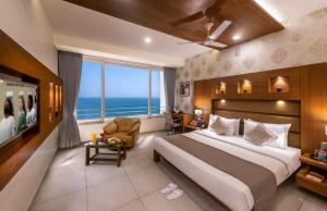 德瓦尔卡Dwarkadhish Lords Eco Inn的一间卧室设有一张大床和一个大窗户