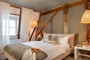 萨尔布吕肯Hotel Fuchs "Life-Style mit Night-Life"的卧室设有一张白色大床和一扇窗户。