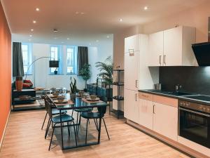 纽伦堡Brunnen Apartments的厨房以及带桌椅的用餐室。