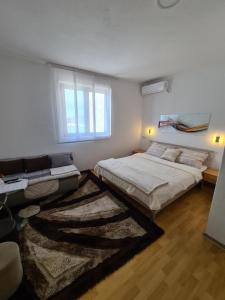 赫瓦尔戈尔达娜公寓 的一间带两张床的卧室和地毯