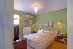 KnossósHeraklion-Knossos Luxury Home的一间卧室配有一张床和一台电视
