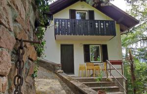 博尔扎诺TORRE GARDEN HOME - casa singola nella città di Bolzano con giardino privato的带阳台和桌椅的房子