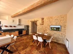 Saint-Martin-LalandeLE MOULIN DU VIVIER的厨房以及带木桌和椅子的用餐室。