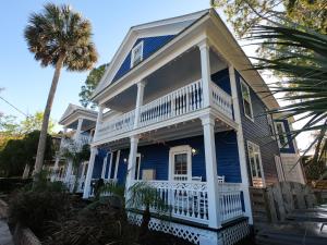 圣奥古斯丁Villa Mulvey # 4的棕榈树的蓝色和白色房子