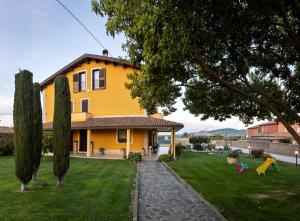 阿特里B&B La Canfora的一座黄色的草坪和树木房子