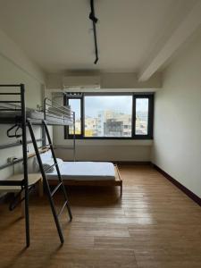 嘉义市Chiayi Petite Hostel的一间卧室配有双层床和窗户。