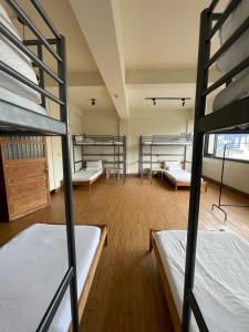 嘉义市Chiayi Petite Hostel的一间设有几张双层床的客房