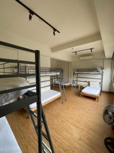 嘉义市Chiayi Petite Hostel的大楼内带几张双层床的客房