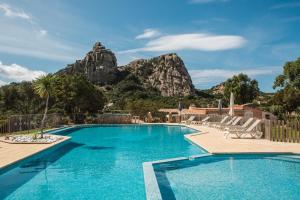 博尼法乔Sapa Di Cala的一座山地游泳池
