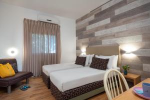 Malkiyya基布兹马尔基雅旅游酒店假日公园的酒店客房配有一张床铺和一张桌子。