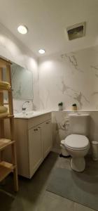 兹奇隆亚科夫דירת חדר יפה ונעימה באיזור פסטורלי ושקט的浴室配有白色卫生间和盥洗盆。