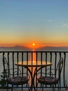 普莱伊亚诺Sea&sky的阳台的桌椅享有日落美景