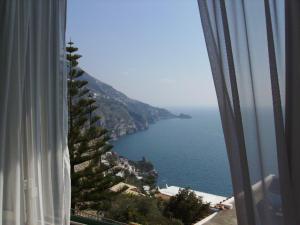 普莱伊亚诺casa Lux的从客房的窗户可欣赏到海景