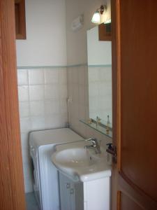 普莱伊亚诺casa Lux的一间带水槽和洗衣机的浴室
