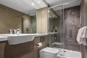 泰恩河畔纽卡斯尔纽卡斯尔市榕目兹酒店的一间带水槽、卫生间和淋浴的浴室