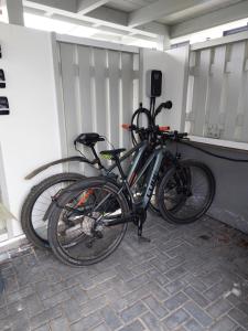 巴特维尔东根Ferienwohnung Helenenquelle的两辆自行车停在墙上