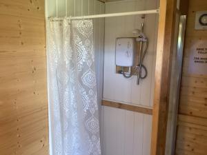 Vigo VillageVigo Retreat cabin 2的带淋浴帘和灯的浴室