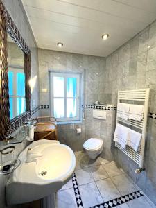 博帕德Schweizerhaus am Kurpark的浴室配有白色水槽和卫生间。