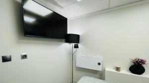 斯托尼拉斯奇Domek Zielone Centrum的卧室配有壁挂式平面电视。