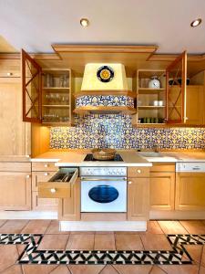博帕德Schweizerhaus am Kurpark的厨房配有木制橱柜和炉灶烤箱。