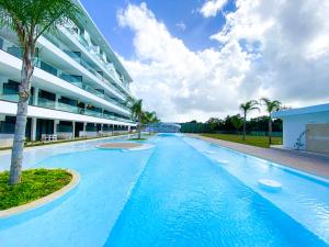蓬塔卡纳Xeliter Cana Rock Punta Cana的大楼旁的大型游泳池